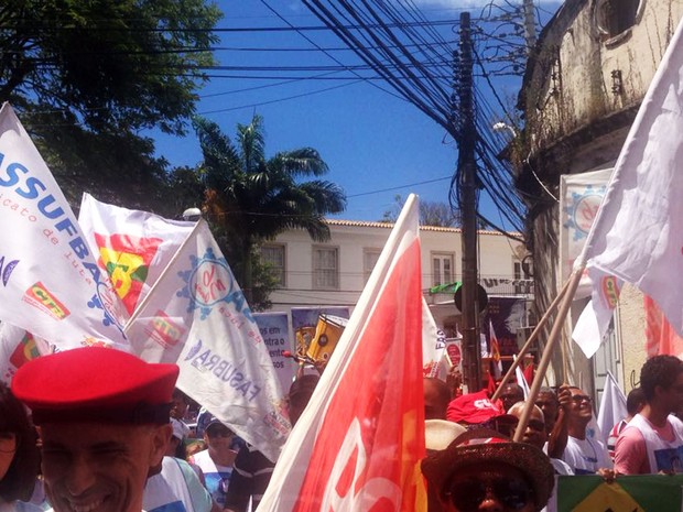 Protesto ocorre no centro de Salvador nesta sexta-feira (Foto: Rafael Teles/G1)