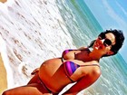 Juliana Knust mostra a barriga de grávida na praia