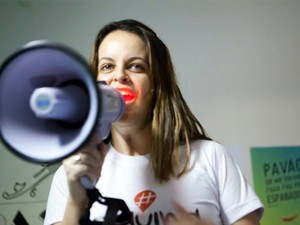 Megafone fica aberto e disponível ao público que quer participar com poesias ou músicas (Foto: Luciana Faria/ Esquina)