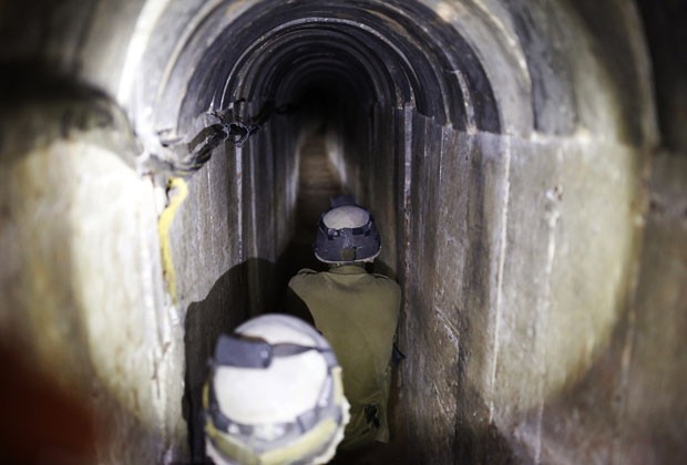 Soldados israelenses montam guarda em túnel de 2,5 km descoberto na área militar de Israel próxima ao Kibbutz Ein Hashlosha, no sul da Faixa de Gaza (Foto: AmirCohen/Reuters)
