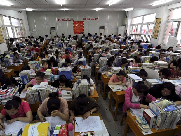 Estudantes chineses se preparam para o exame nacional em escola de Hefei (Foto: Reuters)