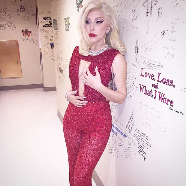 Lady Gaga usa look decotado (Foto: Instagram/ Reprodução)