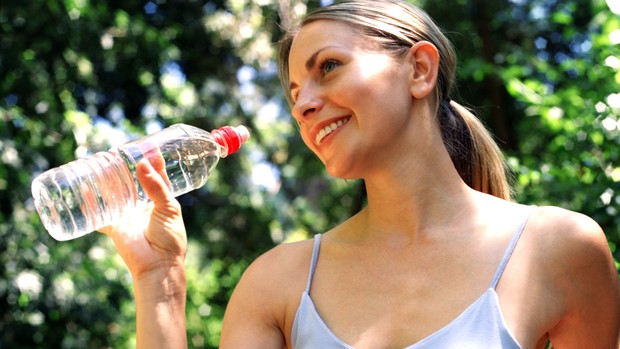 mulher bebendo água corrida Eu Atleta (Foto: Getty Images)