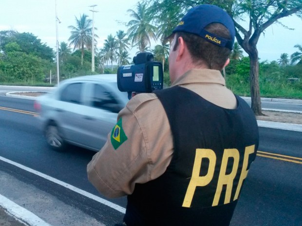 PRF usou radares nos acessos às cidades de Macau, Mossoró e Caicó, no RN (Foto: Divulgação/PRF)