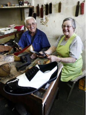 Aquelino ao lado da esposa na fabricação de calçados (Foto: Arquivo pessoal)