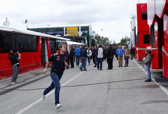 Corre, Vettel, corre: alemão já voltou para casa após dois dias de testes ruins (Foto: Reprodução / Twitter)