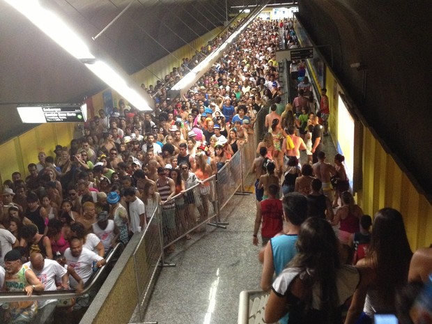 Multidão lota a estação do metrô na Praça General Osório, em Ipanema (Foto: Lukas Rodrigues/ Arquivo Pessoal)