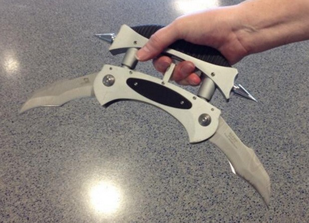 Uma 'bat-faca' foi apreendida por agentes do TSA no Buffalo Niagara International Airport, em Nova York (Foto: Reprodução/Twitter/TSAmedia_LisaF)