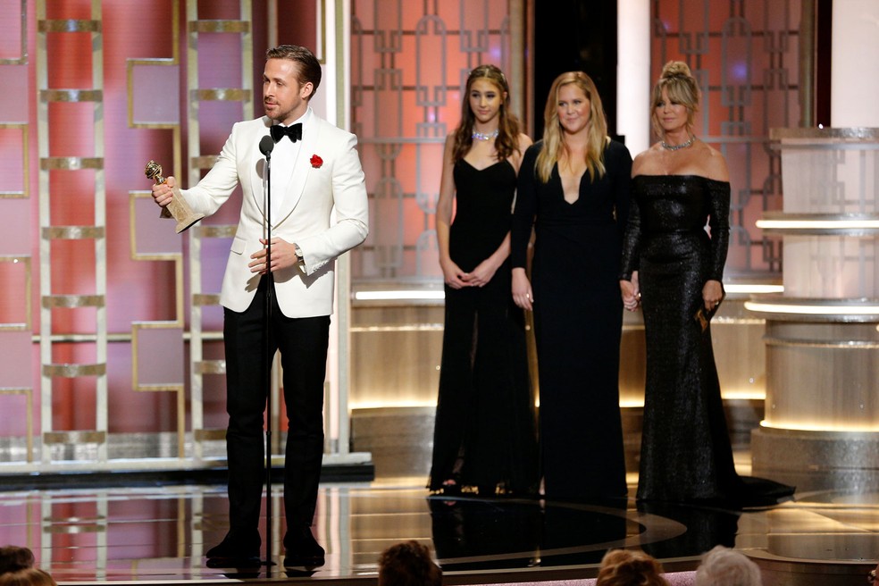 Ryan Gosling recebe o prêmio de melhor ator em comédia ou musical pelo filme 'La la land: Cantando estações', no Globo de Ouro 2017 (Foto: Paul Drinkwater/Cortesia da NBC/Reuters)