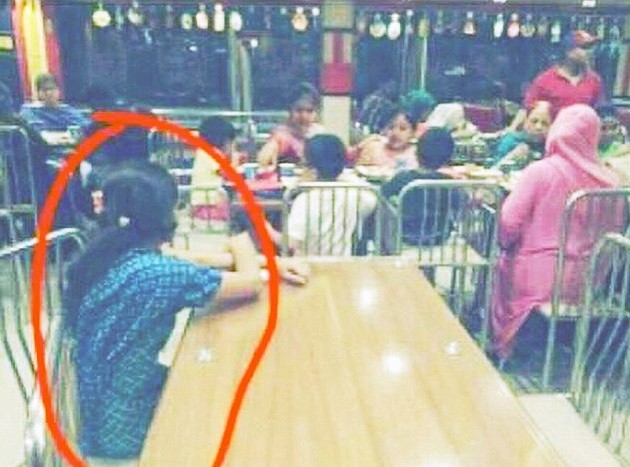 A empregada isolada em restaurante Jacarta