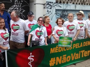 Grupo de médicos na concentração do protesto na Praça da Bandeira (Foto: Andre Teixeira/G1)