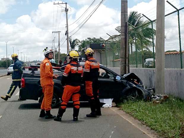 Bombeiros atendem ocorrência; motorista morreu após bater carro no poste perto da Ponte JK, em Brasília (Foto: Corpo de Bombeiros-DF/Divulgação)
