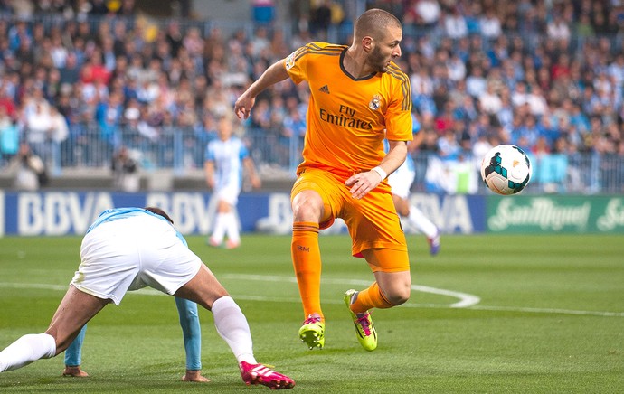 Benzema jogo Real Madrid e Malaga (Foto: AP)