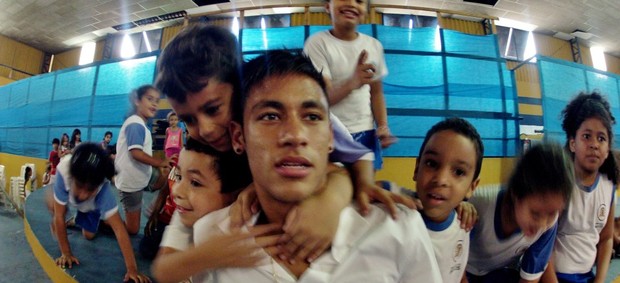 Neymar crianças (Foto: Divulgação / Helena Passarelli)
