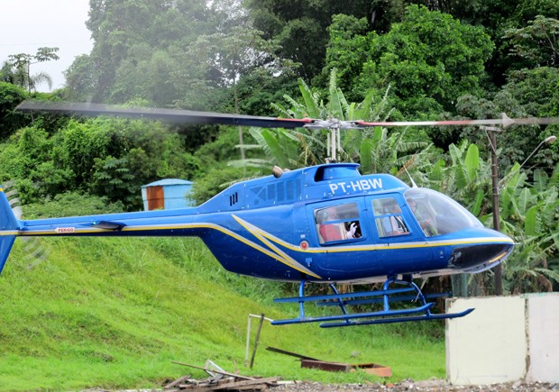 Papai Noel chegou de helicóptero no 2º Batalhão de Infantaria Leve, em São Vicente, SP (Foto: Jonatas Oliveira/G1)