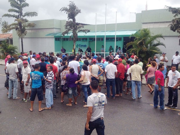 Agricultores se concentraram na entrada da Conab, em João Pessoa (Foto: Walter Paparazzo/G1)