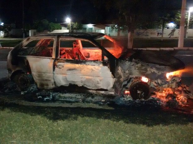 Automóvel de passeio é consumido por incêndio na BR-316, no Maranhão (Foto: Divulgação / PRF-MA)