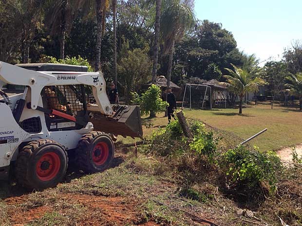 Trator derruba cerca viva de imóvel de alto padrão na beira do Lago Paranoá, em Brasília (Foto: Gabriel Luiz/G1)