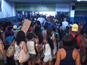 Fila para embarque em Salvador (Foto: Imagem/TV Bahia)