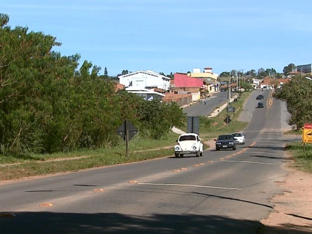 Estrada dá acesso a três bairros de Rio Claro, SP (Foto: Paulo Chiari / EPTV)