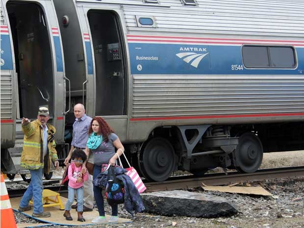 Passageiros deixam trem após colisão na Carolina do Norte (Foto: WTVD-11/Via AP Photo)