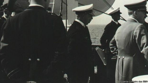 Hitler (à dir.) participou da cerimônia de batismo do navio. (Foto: BBC)