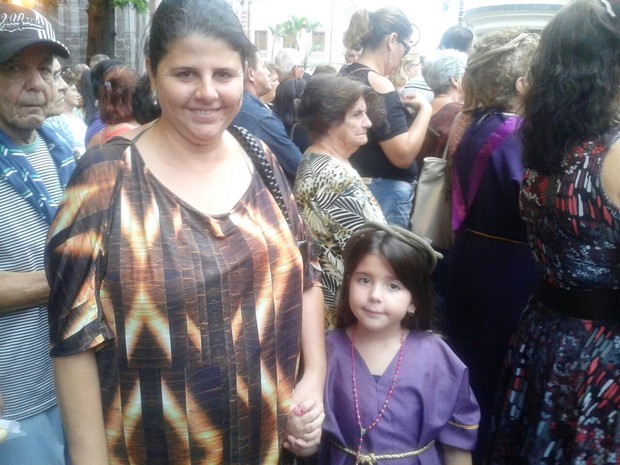 Após promessa, mãe e filha participam da procissão (Foto: Géssica Valentini/G1)