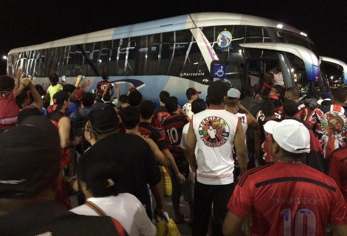 Ônibus do Flamengo rodeado por torcedores do lado de fora do aeroporto (Foto: Ivan Raupp)