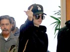 Kendall Jenner mostra o dedo do meio para os paparazzi