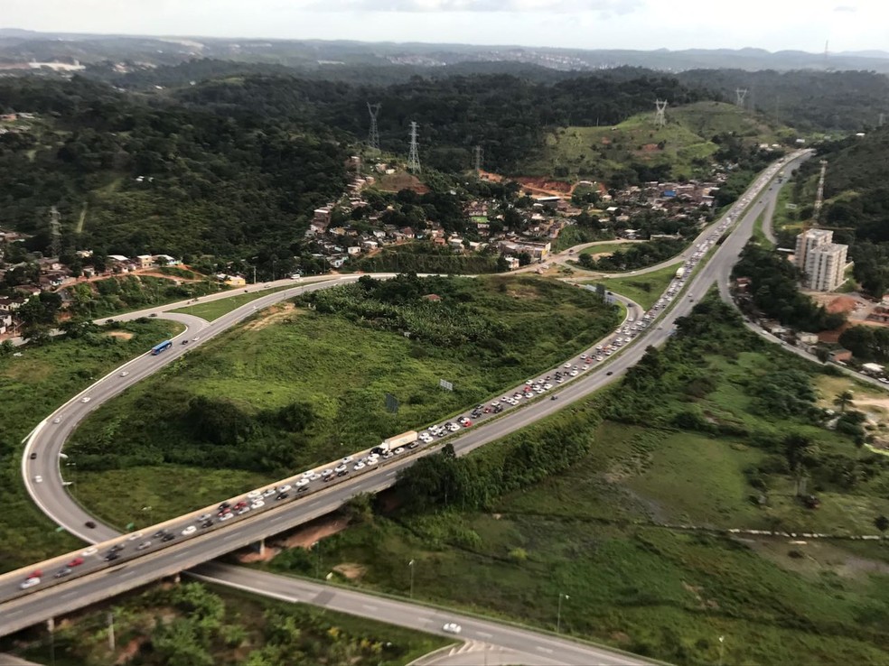 Trecho da BR-232 entre Jaboat&atilde;o dos Guararapes e Recife teve tr&aacute;fego intenso na tarde deste domingo (25)  (Foto: Pol&iacute;cia Rodovi&aacute;ria Federal/Divulga&ccedil;&atilde;o)
