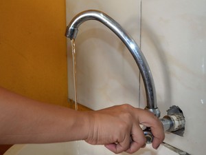 Dona de casa diz que água é interrompida logo após abertura de torneira, em Macapá (Foto: Abinoan Santiago/G1)