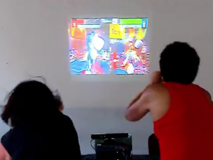 Idosas se divertem lutando boxe no videogame (Foto: Reproduo/RBS TV)