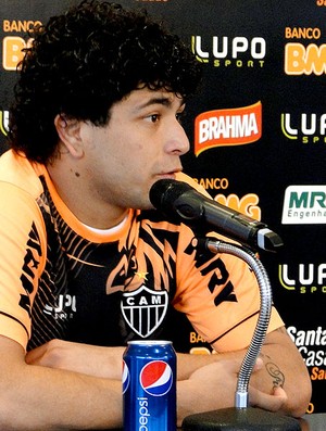 Luan na coletiva do Atlético-MG (Foto: Gabriel Medeiros)