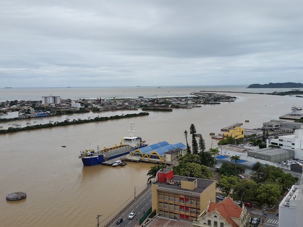 Porto de Itajaí está fechado às 16h (Foto: Luiz Souza/ RBS TV)