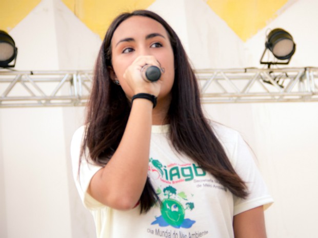 A adolescente durante uma palestra de sustentabilidade em um evento comemorativo ao Dia Mundial do Meio Ambiente, em Avaré (SP). (Foto: Elton Soares/Divulgação)
