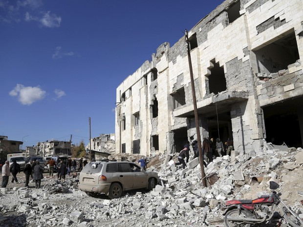 Moradores procuram por sobreviventes em local atingido por um bombardeio russo em área controlada por rebeldes na cidade de Idlib, na Síria (Foto: Khalil Ashawi/Reuters) Moradores procuram por sobreviventes em local atingido por um bombardeio russo em área controlada por rebeldes na cidade de Idlib, na Síria (Foto: Khalil Ashawi/Reuters)
