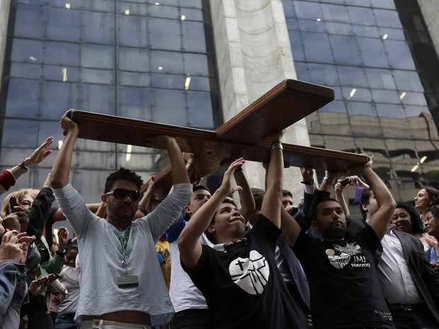 Jovens carregam a cruz da Jornada Mundial da Juventude, em procissão no Rio de Janeiro nesta quarta (10). (Foto: Ricardo Moraes/Reuters)