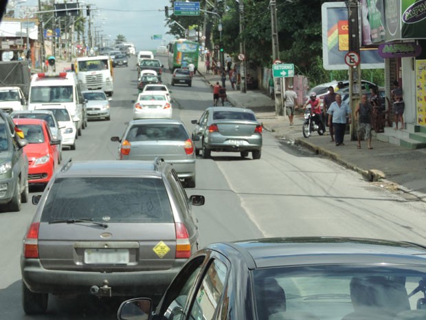 Em Camaragibe, trânsito dificulta circulação. Para a Copa, via exclusiva vai ser improvisada (Foto: Katherine Coutinho/G1)