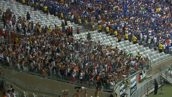 Torcida do Atético-MG solta bombas em campo após o segundo gol do Galo (Foto: Reprodução/TV Globo Minas)