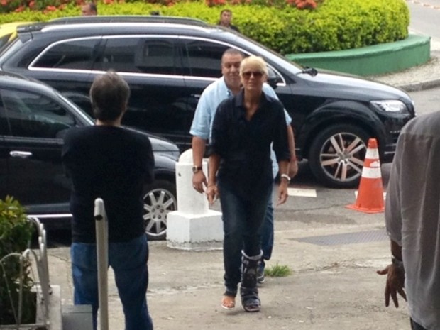 Xuxa chegou ao velório por volta de 15h (Foto: Cristiane Cardoso/G1)