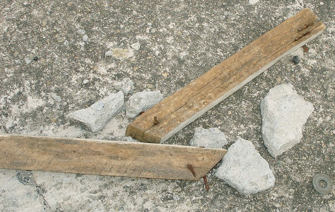 Pedaços de pau com pregos enferrujados e pedras ainda podem ser encontrados na Inajar (Foto: Rodrigo Faber / Globoesporte.com)