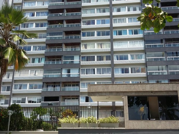 Apartamento no segundo andar do edifício, na Avenida Boa Viagem, foi atingido pelo fogo (Foto: Pedro Lins / TV Globo)