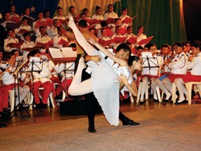 Apresentação de dança e música dos alunos do CMB de Brasília em comemoração ao Dia das Mães (Foto: Maricélia P. de Oliveira/Divulgação)