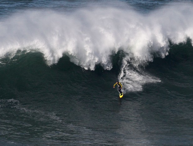 Surfe Garrett McNamara Praia do Norte Portugal (Foto: AP)