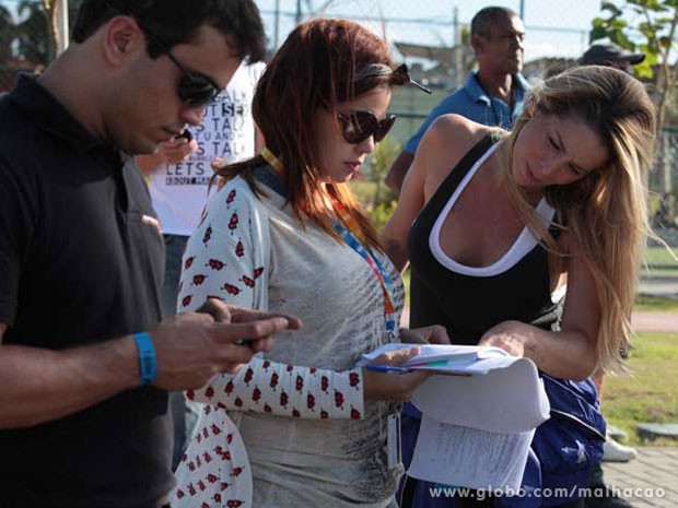 Dani Winits passa o texto com a equipe (Foto: Malhação / TV Globo)
