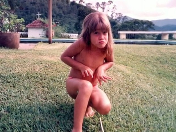 Fernanda mostra imagens de sua infância (Foto: TV Globo)