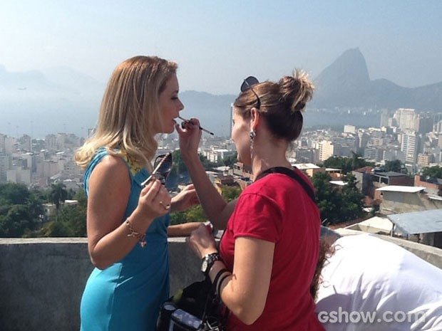 Cláudia Abreu retoca a maquiagem durante gravação no Rio (Foto: Fábio Rocha/TV Globo)