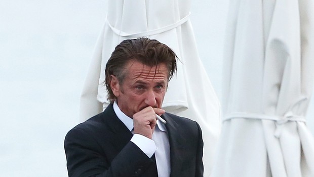 17 de maio — O ator norte-americano Sean Penn desembarca de lancha no porto localizado em frente ao Martinez Hotel, no Croisette, onde acontece o 65º Festival de Cannes (Foto: AFP)