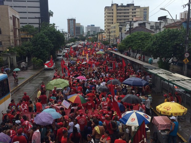 Avenida Conde da Boa Vista é tomada pela marcha em homenagem ao Dia do Trabalho e contra o impeachment (Foto: Thays Estarque / G1)