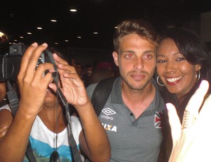 Com afagos de Joel e Maxi, Vasco desembarca com festa em Fortaleza (Foto: Thaís Jorge ) Com afagos de Joel e Maxi, Vasco desembarca com festa em Fortaleza (Foto: Thaís Jorge )